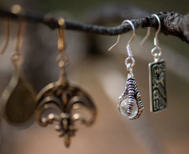 Read more about the article Discover the Best Men’s Viking Earrings for a Striking Look
